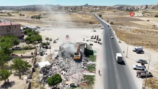 İş yerinin yıkılmasını gözyaşlarıyla izledi