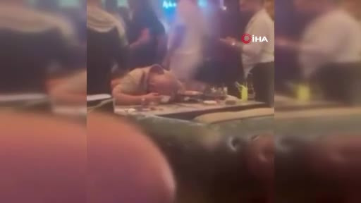 Kafede otururken başından vuruldu!