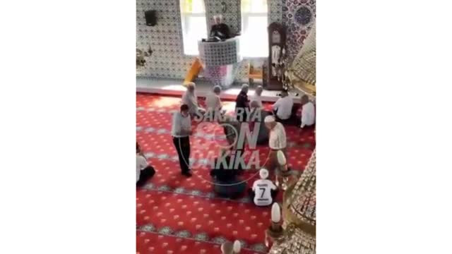 Camide istenmeyen görüntüler: İmamın uyarısı da işe yaramayınca dışarı çıkarıldılar