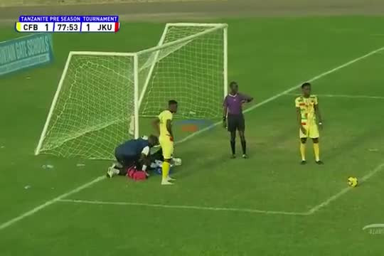 Maç esnasında ilginç görüntüler! 22 kişi birden yere yattı...