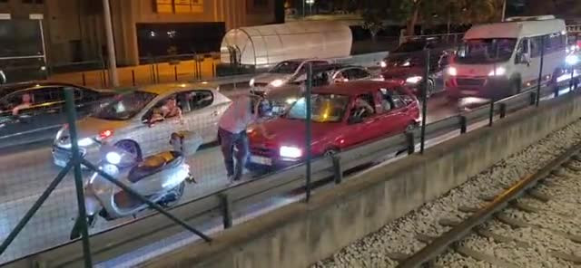 Bursa'da trafik magandaları yolu kapatarak bakın ne yaptı!