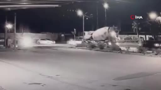 Beton mikseri motosikleti ezdi! Sürücü son anda kurtuldu...