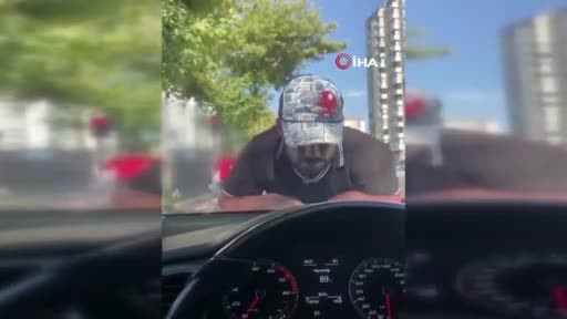 Trafikte korku dolu anlar! Cam silme bahanesiyle sürücülere kabusu yaşattı