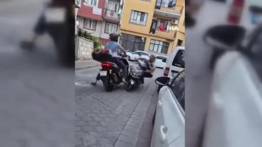 Sokak ortasında dehşet anları! Bıçağı sırtına sapladı...