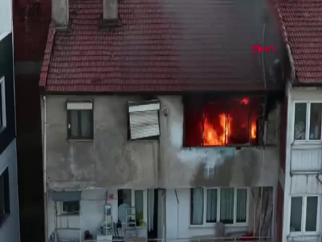 Bursa'da çatı katında alevler yükseldi! Komşusu son anda imdadına yetişti...