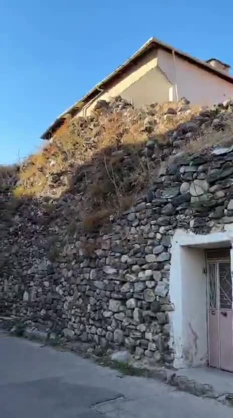 Bursa'da asırlık surların üzerinde yaşıyorlar!