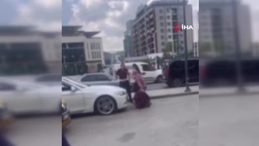 Bursa'da trafik ortasında tekme tokat kavga!