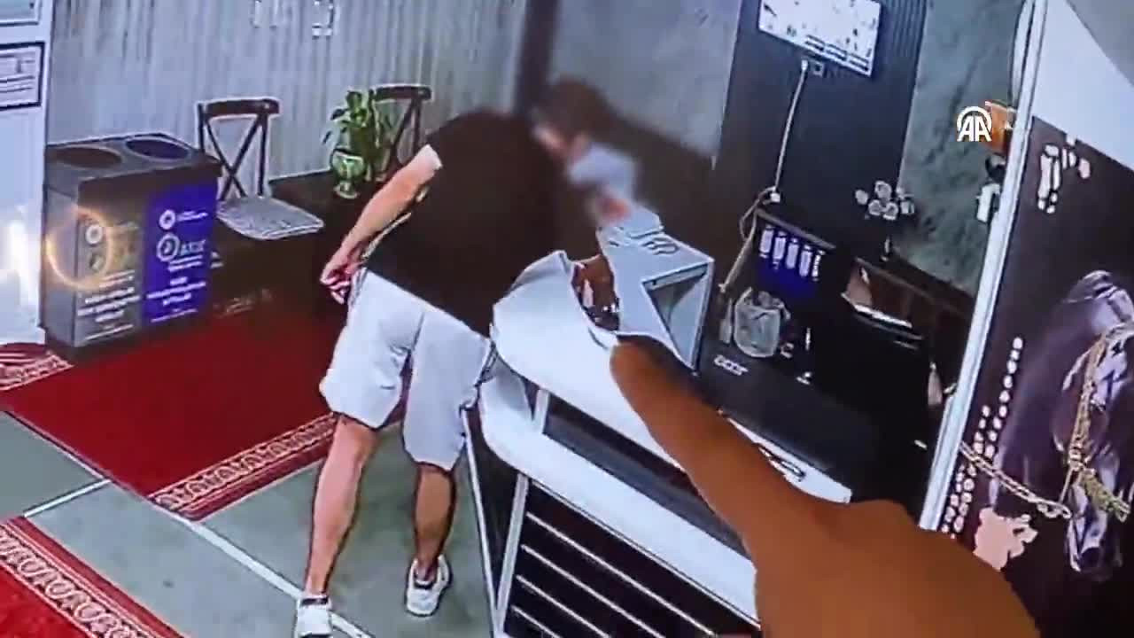 Bursa'da akılalmaz hırsızlık: Elini kolunu sallayarak çaldı