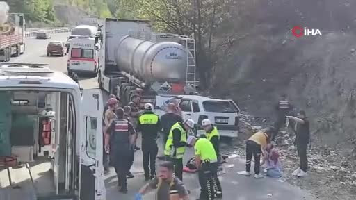 Bursa'da otomobil asit yüklü tankere çarptı! 1'i bebek 5 kişi...