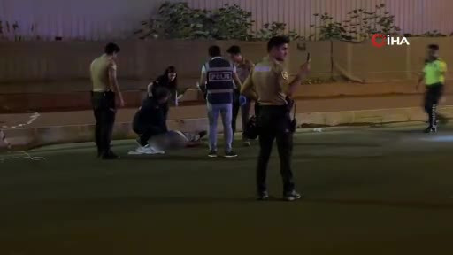Kaldırımda yürüyen yayalara araba çarptı! Ölü ve yaralılar var...