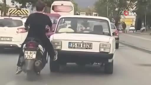 Bursa'da ilginç olay! Tek ayağıyla arabayı itti