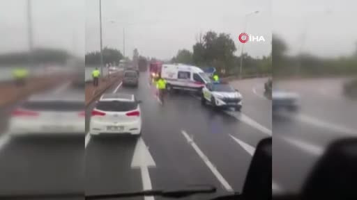Bursa'da kontrolden çıktı, bariyerlere saplandı! 1'i ağır 2 kişi...