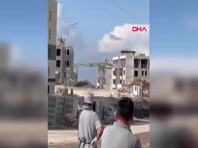 Kule vinç binanın üzerine devrildi! O anlar kamerada...