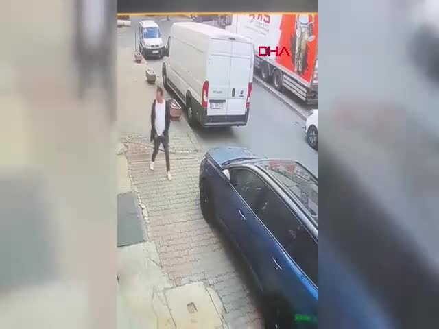 Pes dedirten olay: Aracın üzerine idrarını yaptı o da yetmedi sahibine saldırdı!
