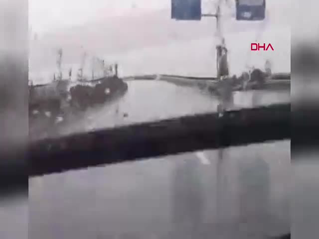 Bursa'da su birikintisine giren araç takla attı! O anlar kamerada...
