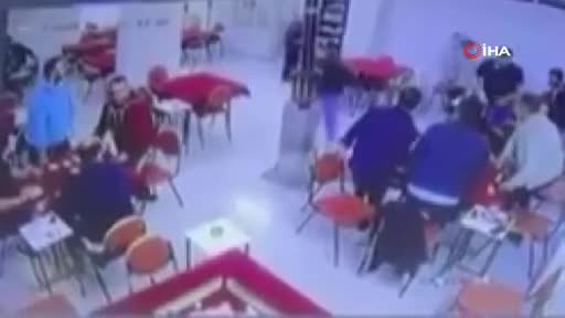 Bursa'da deprem okey oynarken yakaladı! O anlar kamerada...
