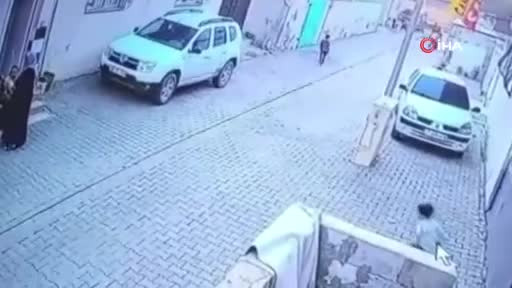 Kargo aracının çarptığı 2 yaşındaki çocuk hayatını kaybetti! Kaza anı kamerada...