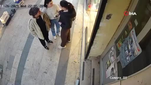 Bıçaklı saldırıya uğrayan kadını, esnaflar meyve kasalarıyla kurtardı