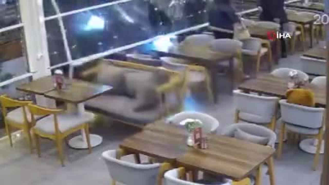 Kontrolden çıkan otomobil kafeteryaya girdi: Saniyelerle kurtuldular