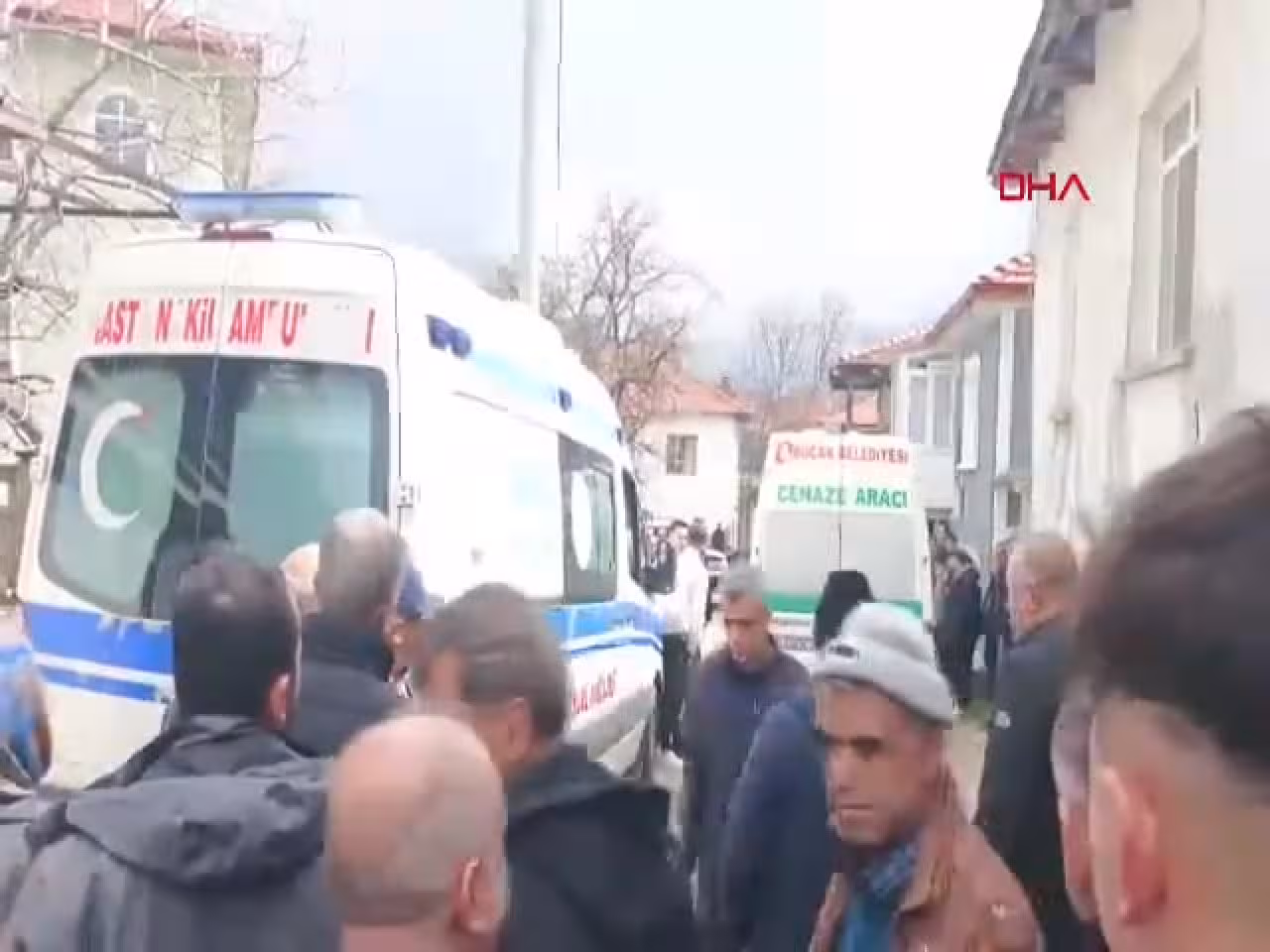 Bir gün önce sözlenmişlerdi! Yan yana defned...