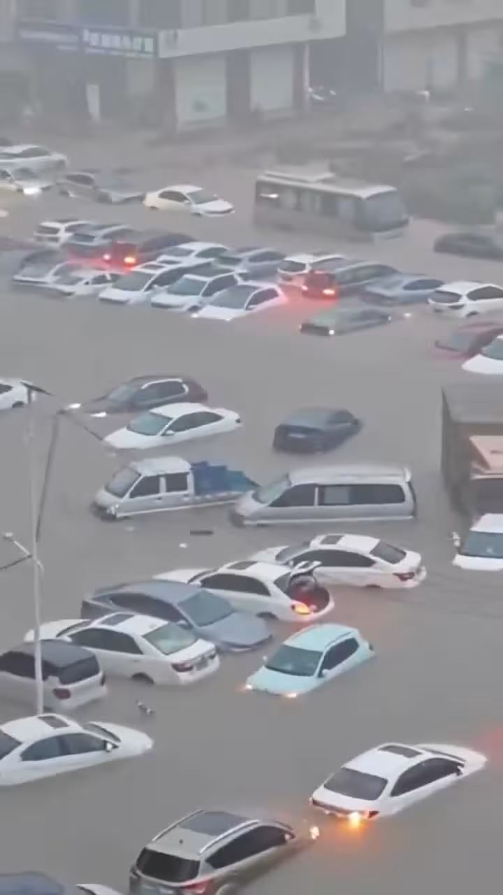 Şiddetli yağışla birlikte gelen sel ülkeyi f...