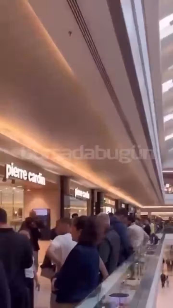Bursa'da indirim izdihamı! AVM'de metrelerce...