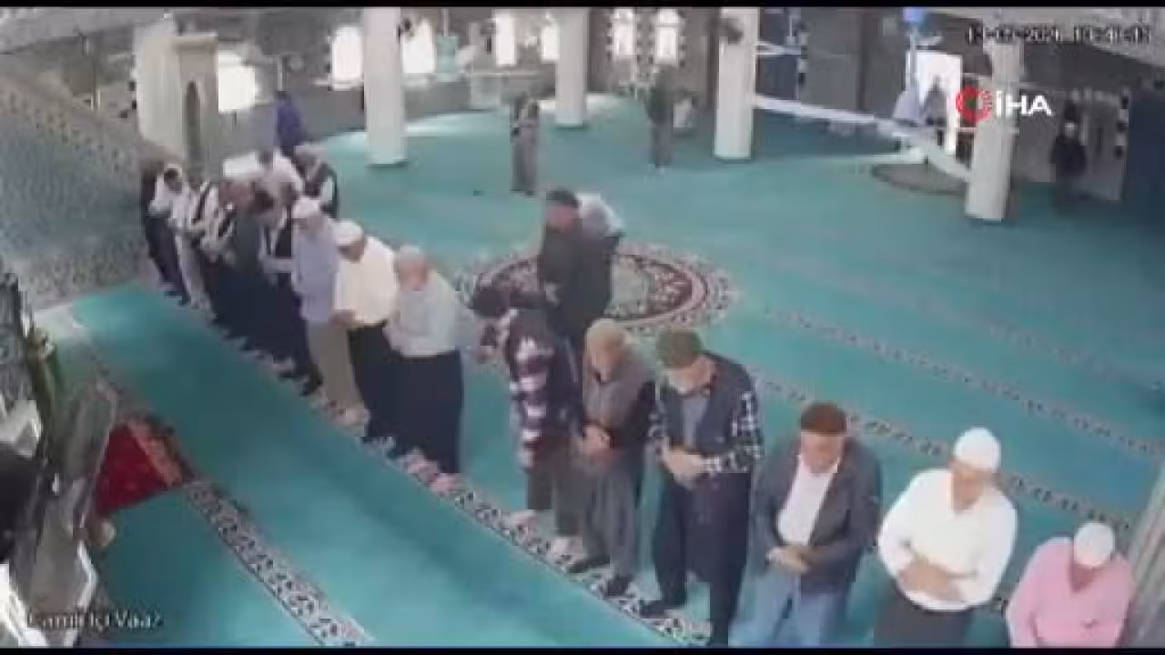 Her şey cemaatin gözünün önünde oldu! İmam y...