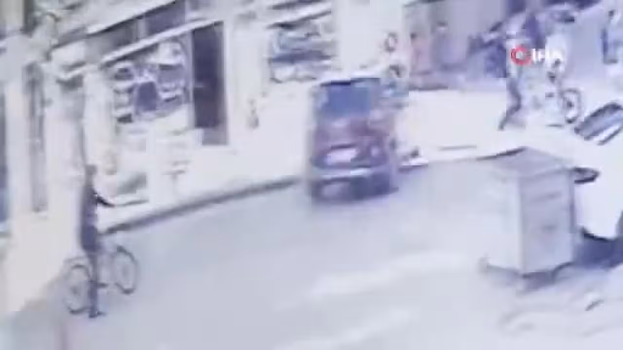 Ters yönden geldi, kaldırımda bekleyen genç ...