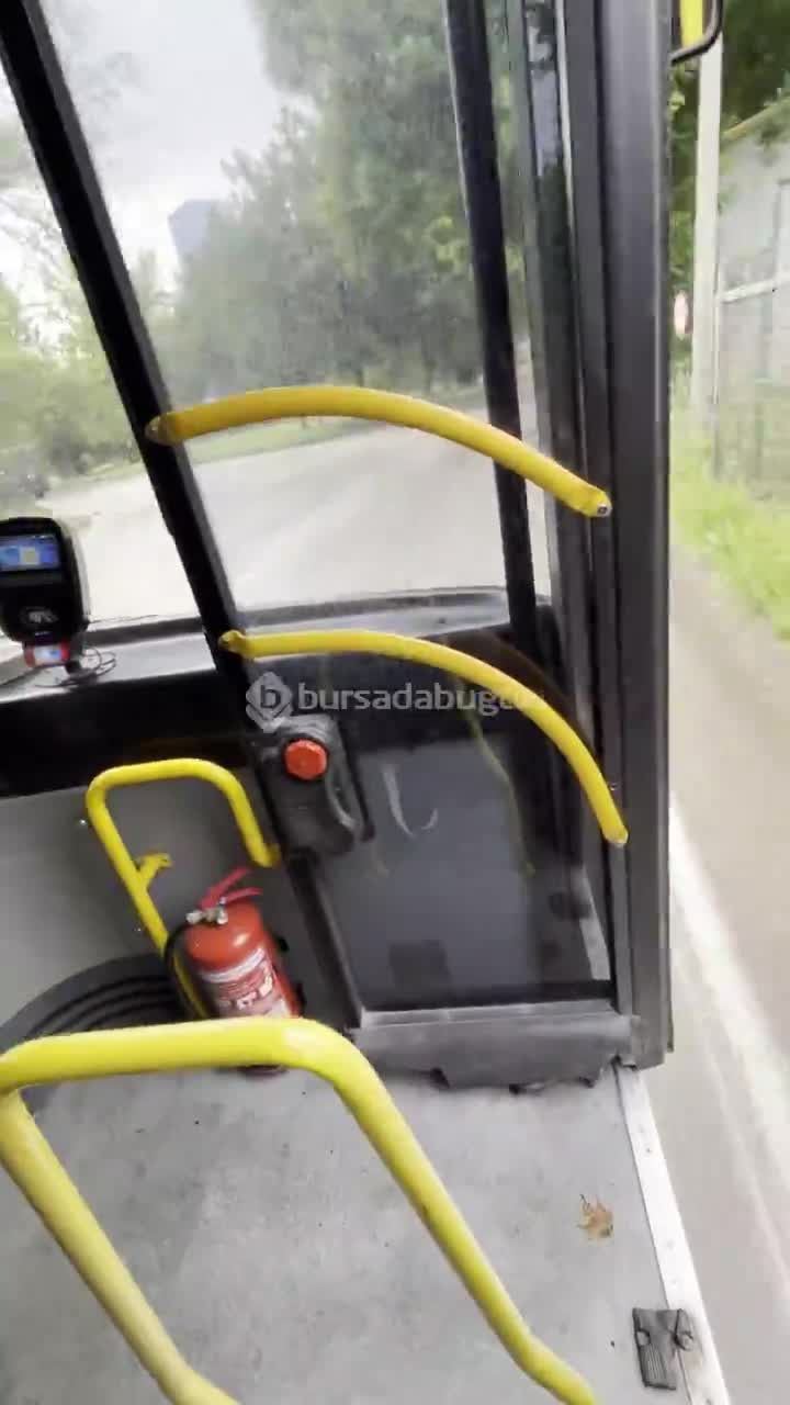 Bursa'da tepkiye neden olan görüntü! Otobüs trafikte böyle ilerledi