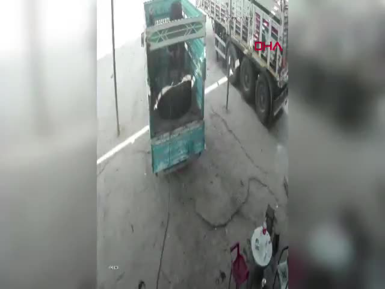 Hava basılan traktör lastiği bomba gibi patladı! O anlar kamerada...