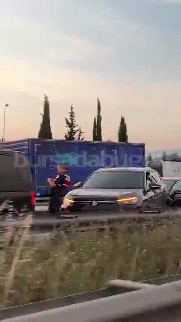 Bursa'da Çevre Yolu'nda meydana gelen kaza trafiği kilitledi!