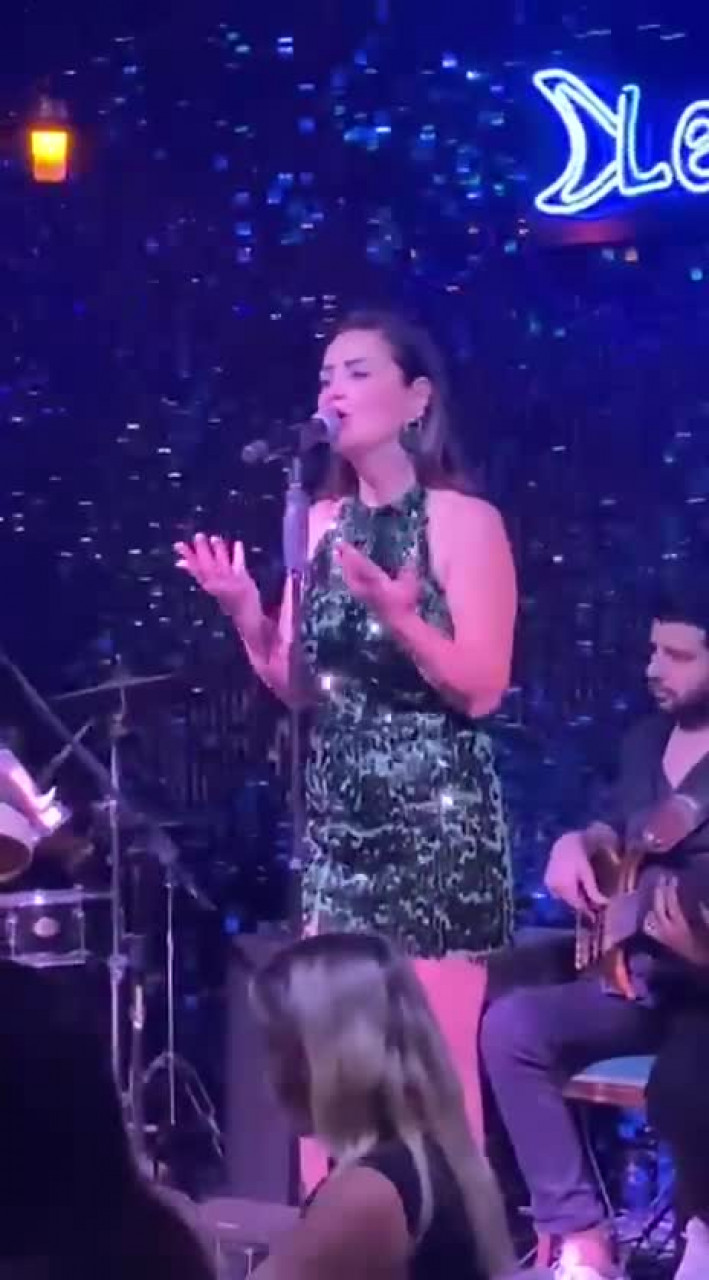 Demet Durmuş'un Bursa'daki sahne performansı müzikseverlerden büyük alkış topladı