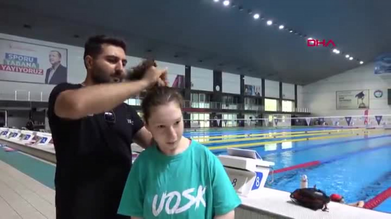 Paralimpik yüzücü Esra, azmi ve dişlerine sıkıştırdığı özel aparatla 3 kez dünya şampiyonu oldu
