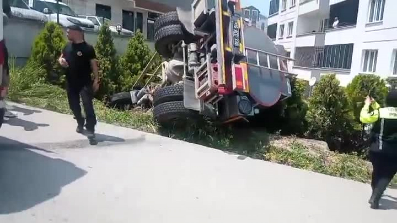 Bursa'da korkutan kaza! Su tankeri site bahçesine uçtu...