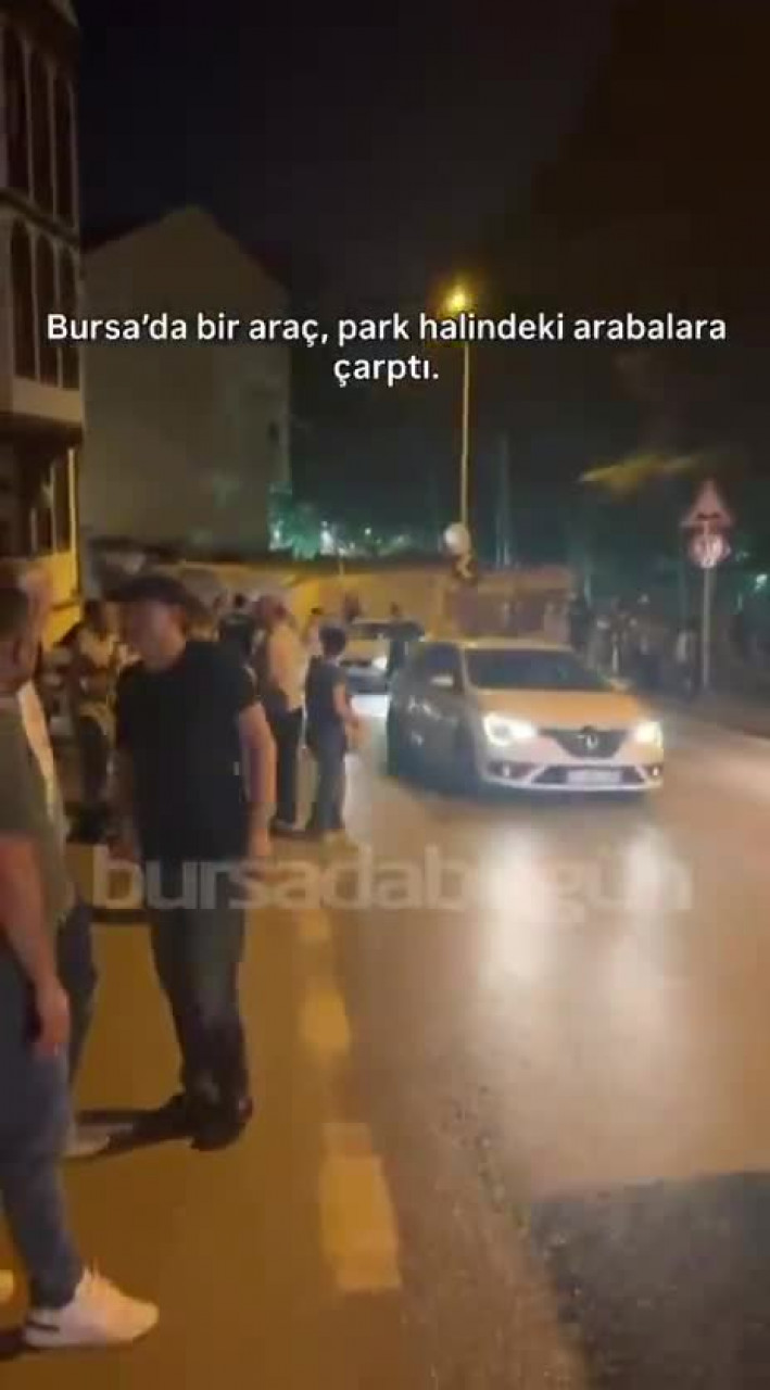 Bursa'da kontrolden çıkan araç park halindeki araçlara çarptı...