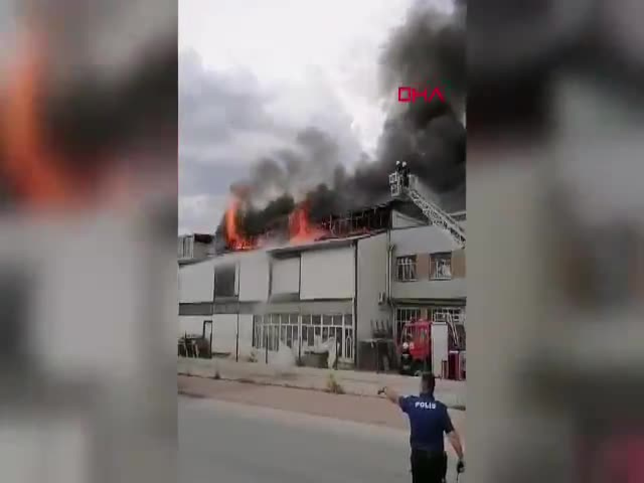 Yatak fabrikasında çıkan yangından acı haber! 1 şehit var...