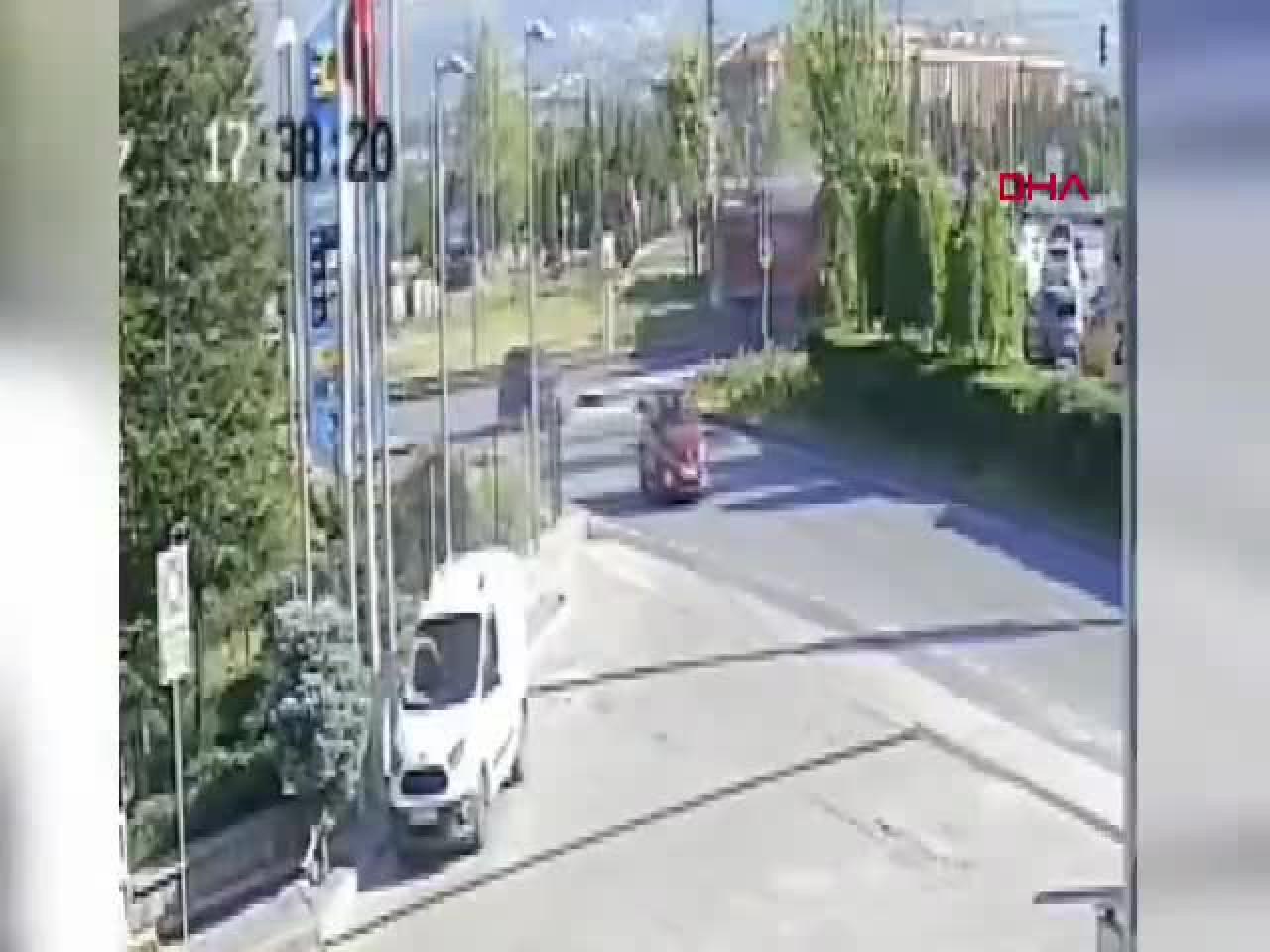 Kayseri'de tramvay ile kamyonun çarpıştığı anlar kamerada: 5 kişi yaralandı