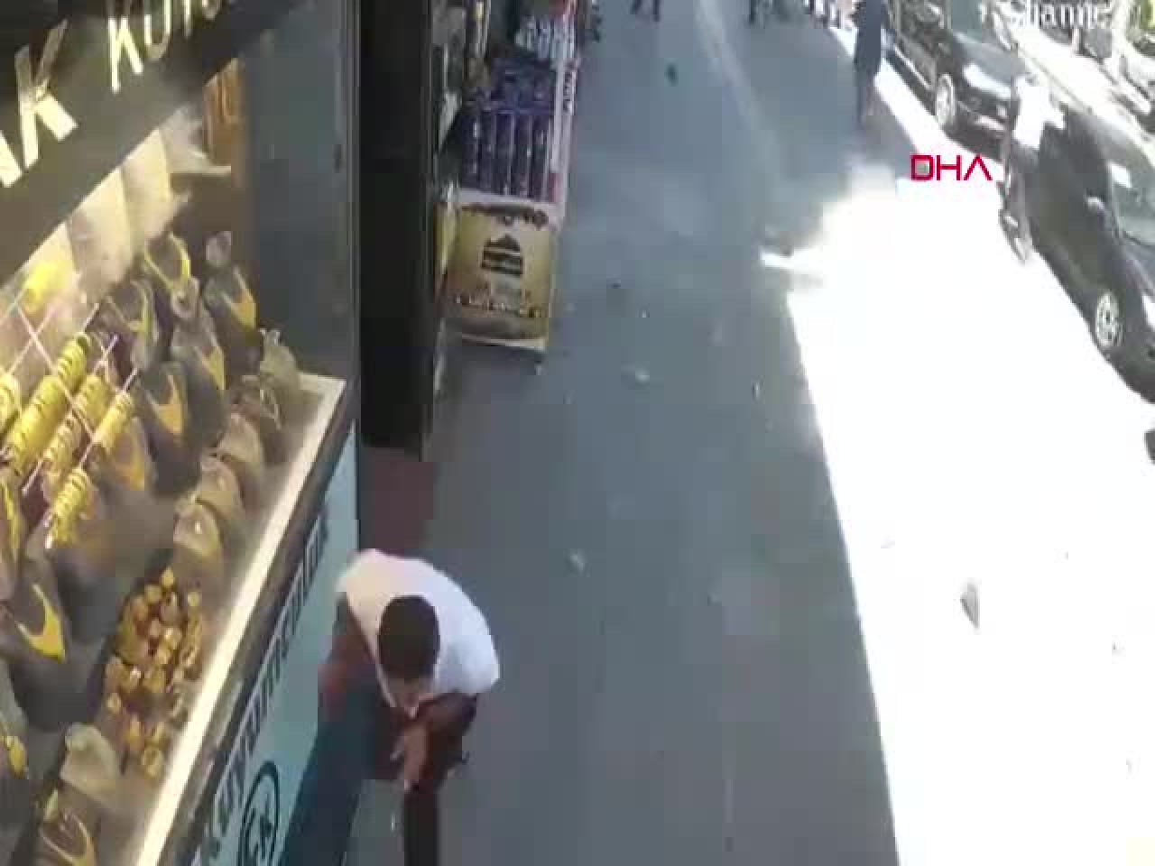 Ölümden kıl payı kurtuldular! Kopan beton parçalarının altında kalıyorlardı...