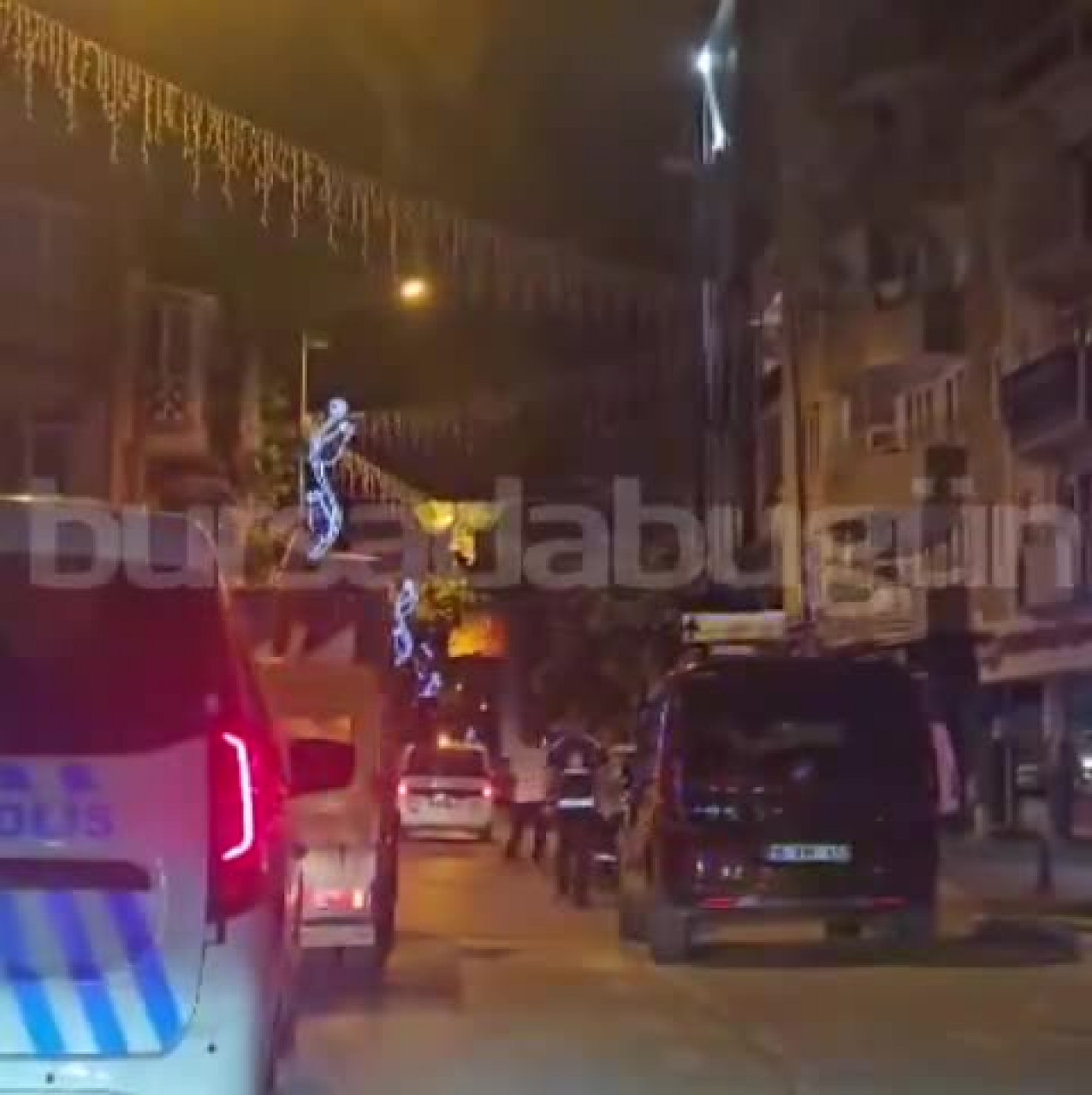 Bursa'da gece vakti zabıta ekiplerinden kaldırım işgali operasyonu! Tek tek toplandı...