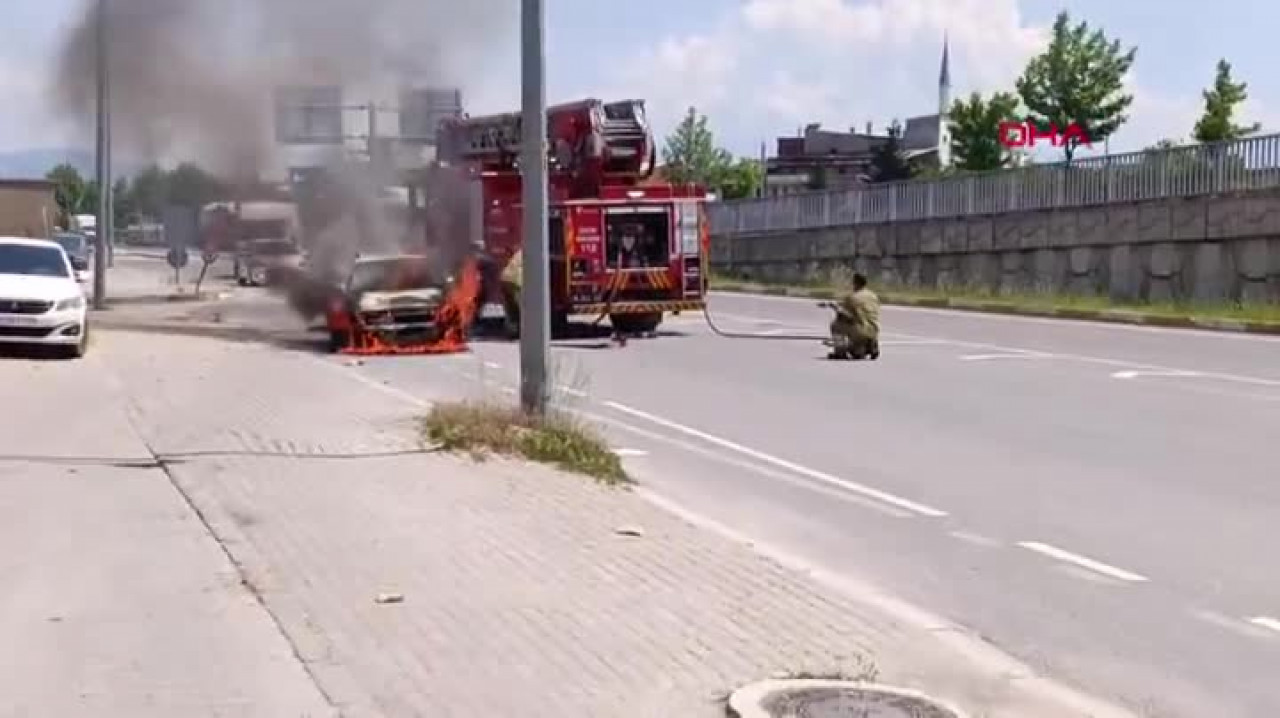Bursa'da seyir halindeki otomobil alev alev yandı!