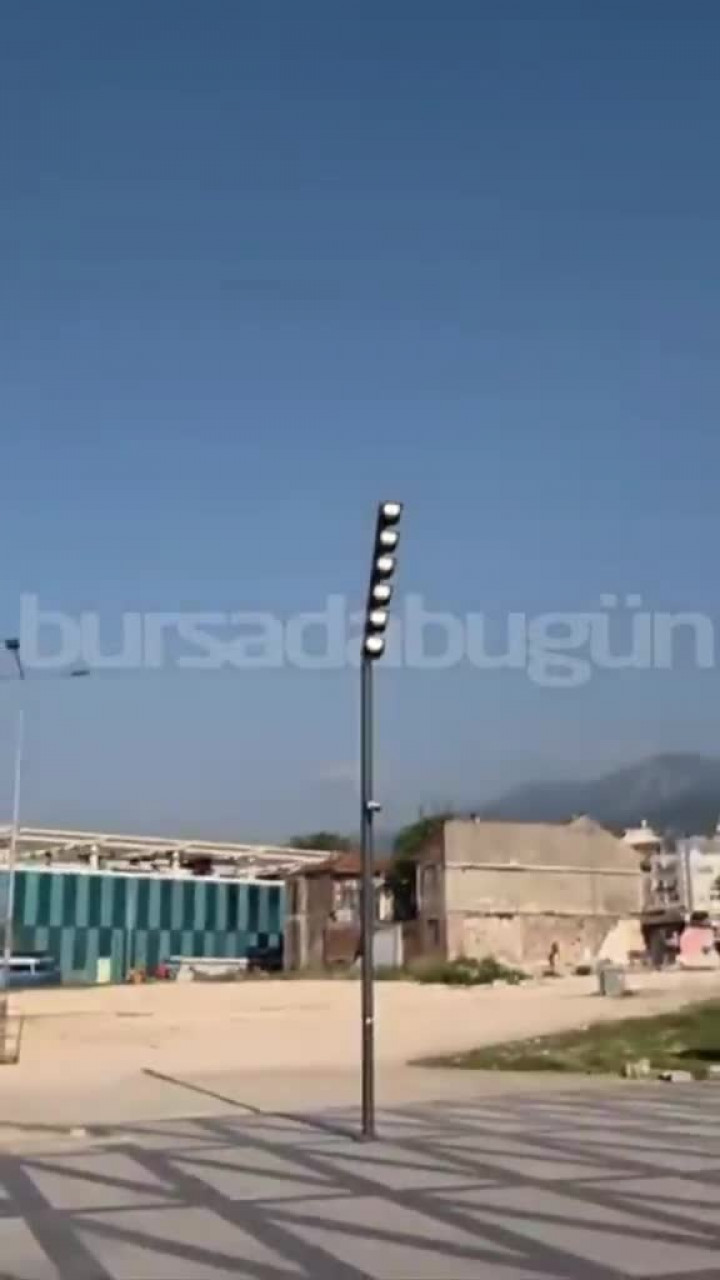 Bursa'da gündüz vakti yanan sokak lambası isyan ettirdi! "Faturası vatandaşın cebinden çıkıyor"