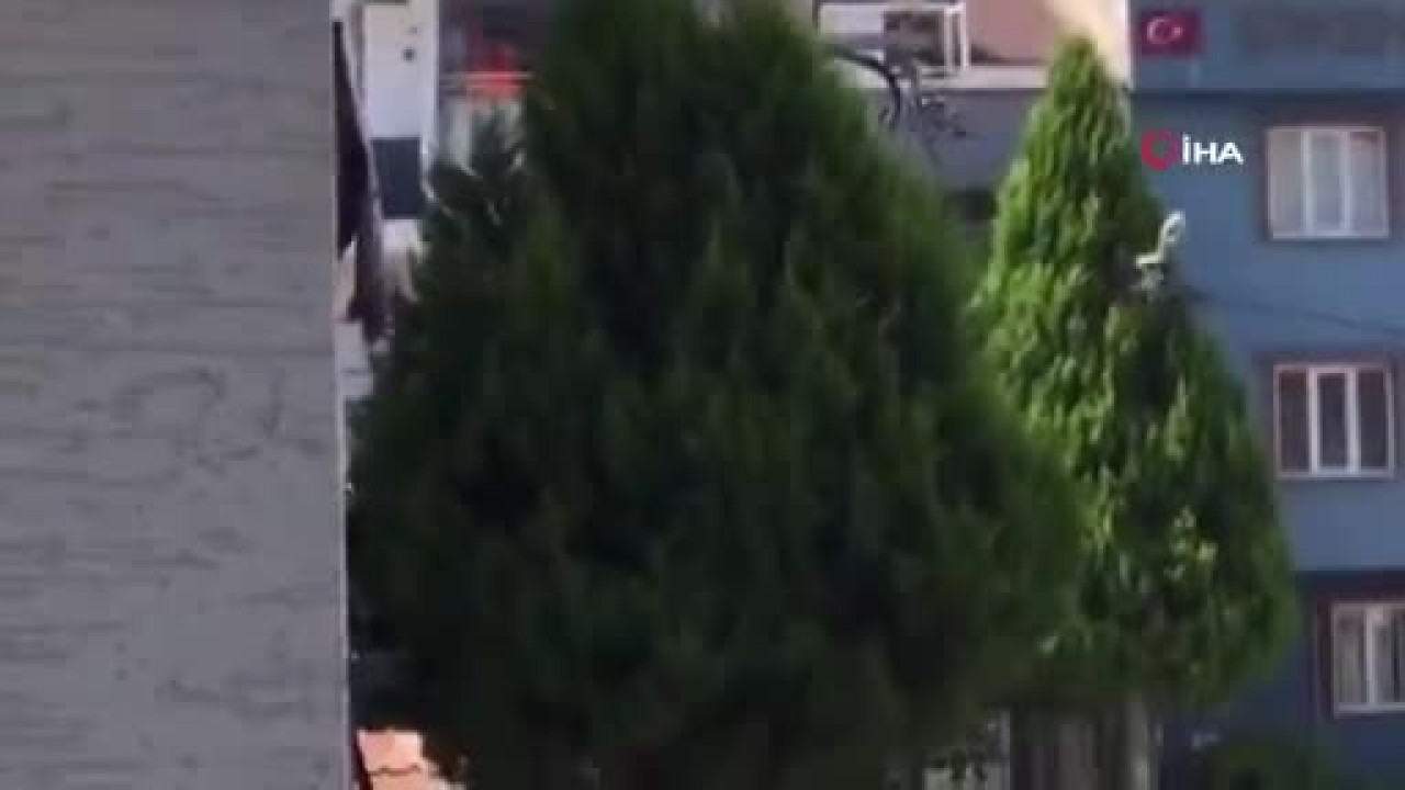 Bursa'da korkutan çatı yangını! Mahalle sokağa döküldü...