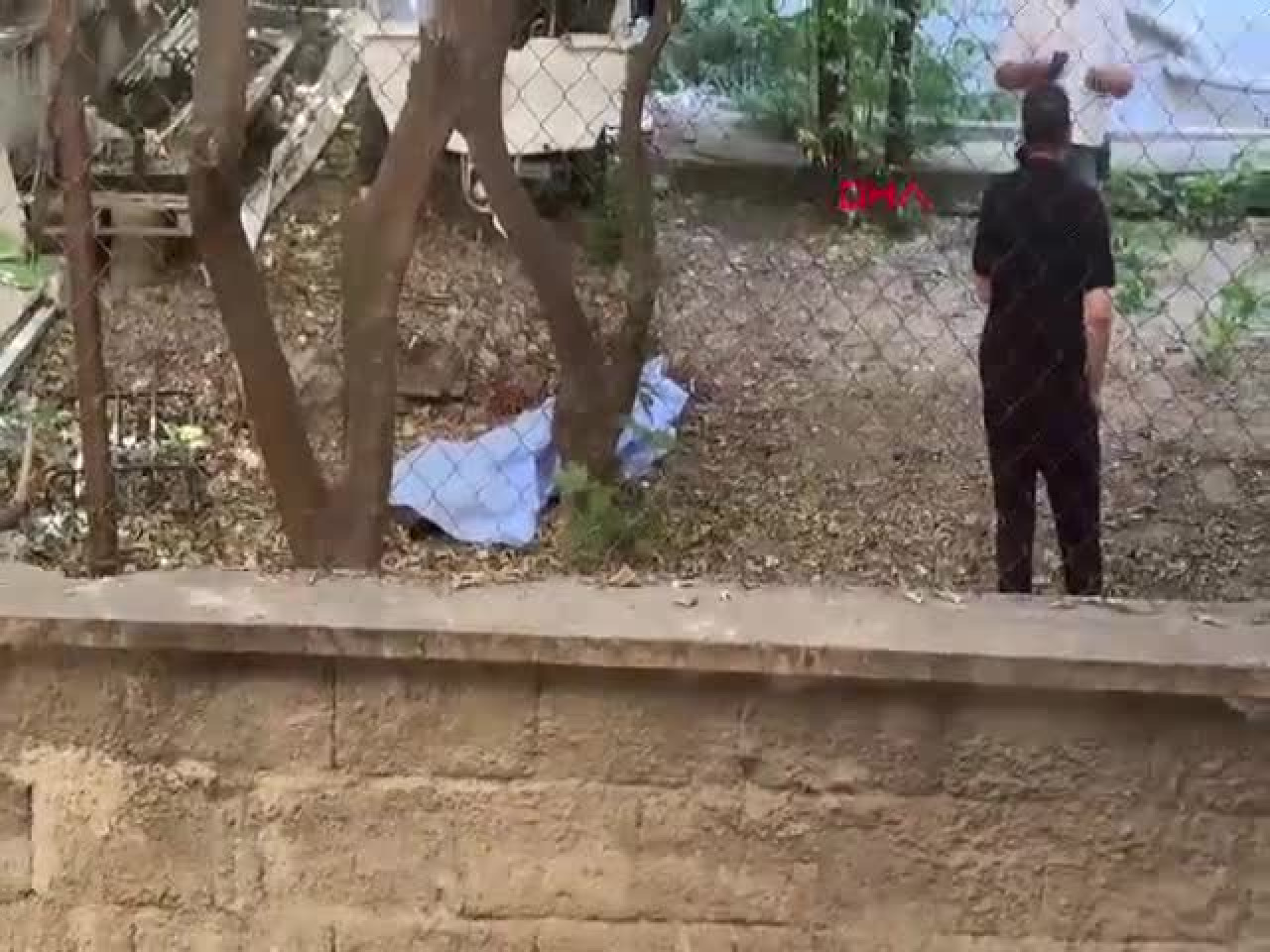 Bahçede kanlar içinde bulundu! Yanındaki detay kafaları karıştırdı