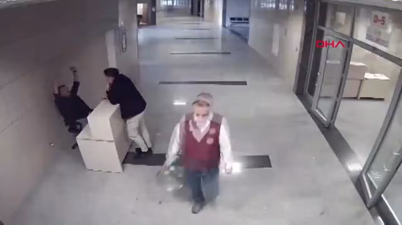 Savcı, hakime odasında silahlı saldırı düzen...