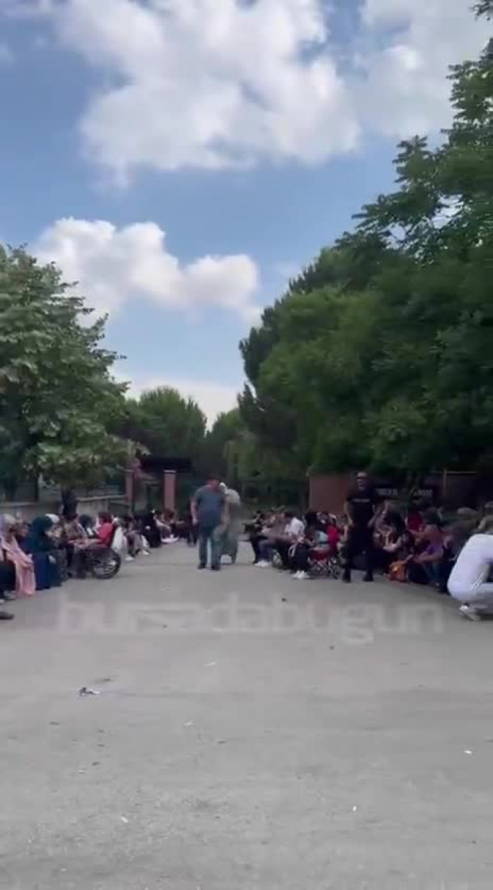 Bursa'da okul bahçelerinde LGS nöbeti! Velilerden başarı mesajları...