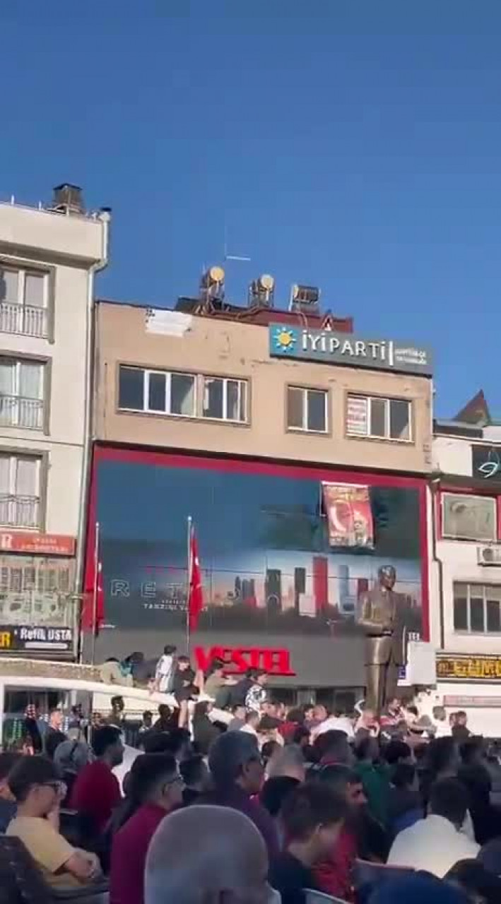 Bursa'da meydanlara sığmadılar, gökyüzüne tırmandılar!