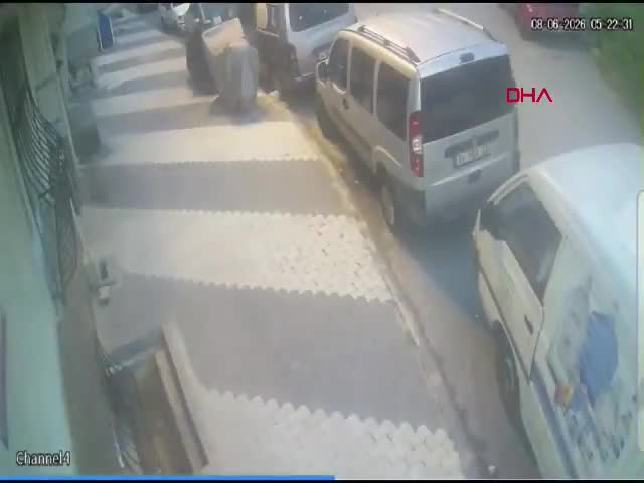 Çocuk hırsızlar çaldıkları minibüsle İstanbul turu yaptı! Polis havadan takiple yakaladı...