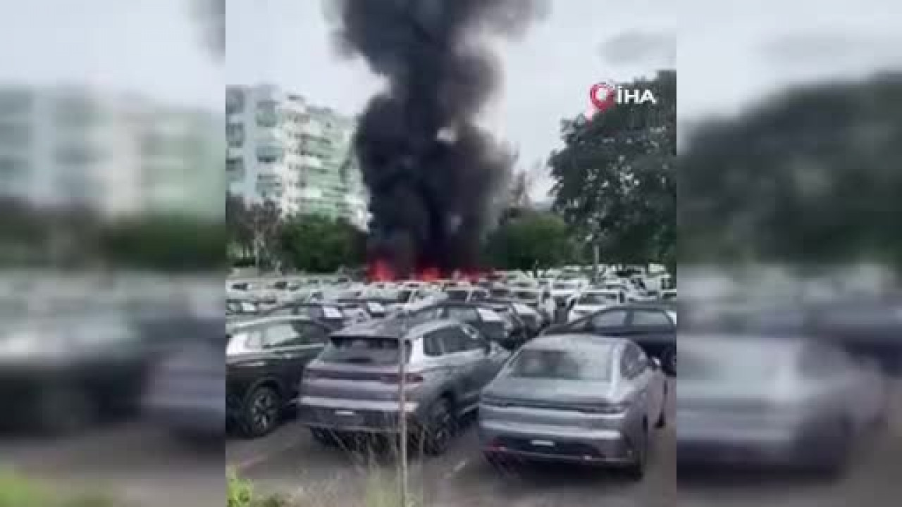 Helikopterler havada çarpıştı, oto galerinin üzerine düştü! Anbean kamerada...