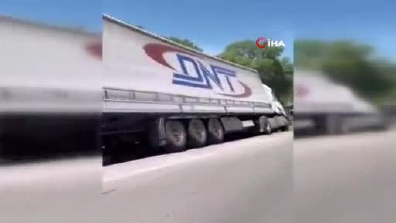 Karacabey'de ön lastiği patlayan tır refüje girdi