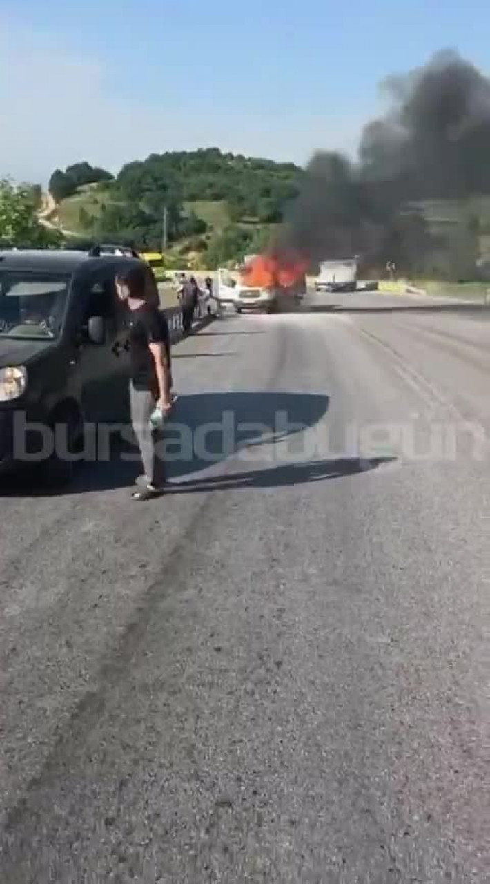 Bursa'da erik yüklü kamyonet alevler içinde kaldı!